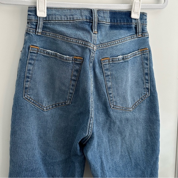 Abercrombie & Fitch - Curve Love Ultra High Rise Ripped Ankle Straight Jeans - Picture 5 of 7